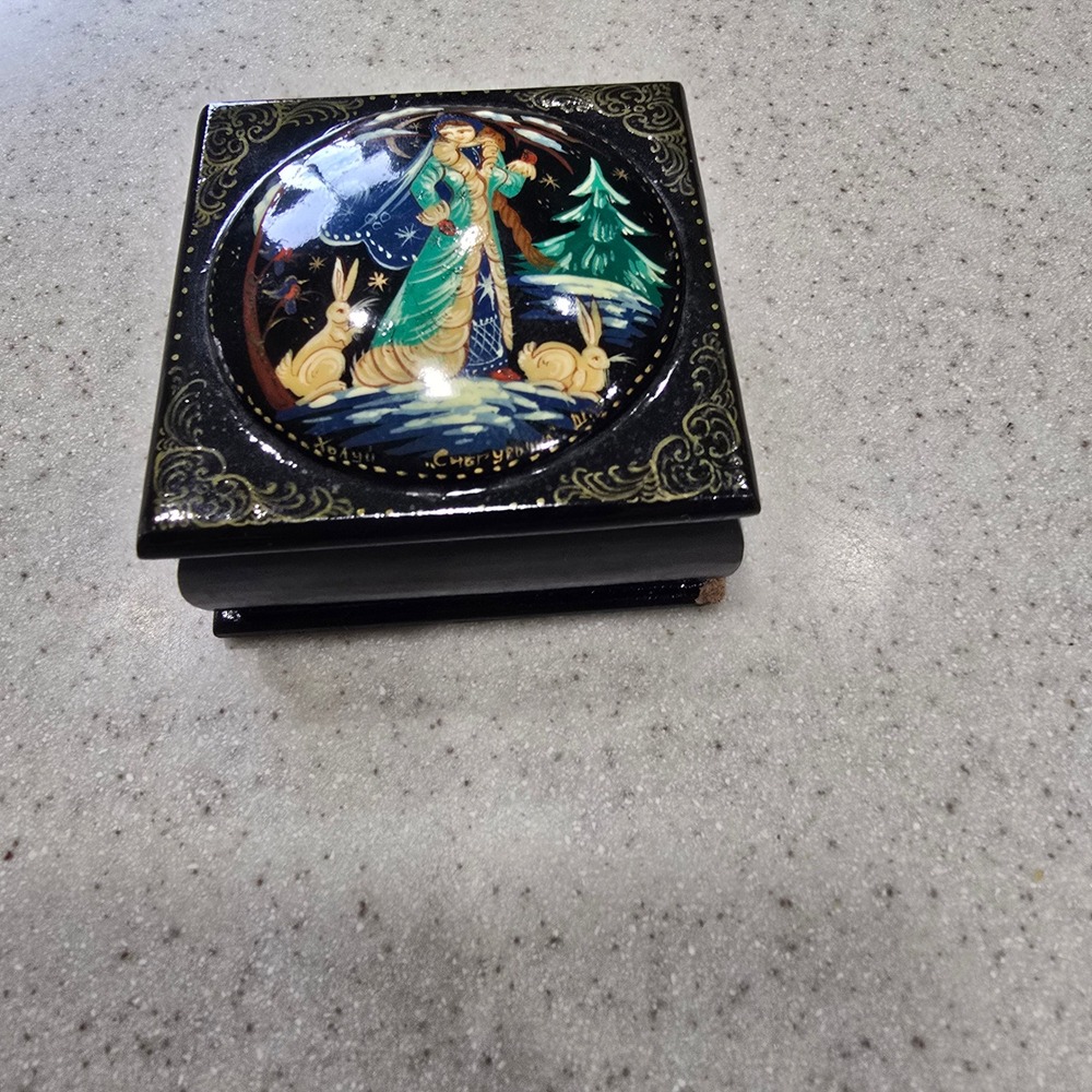 Russian Lacquer Box Snegurochka Snow Maiden Hand Painted Trinket Box Vintage - Picture 2 of 12